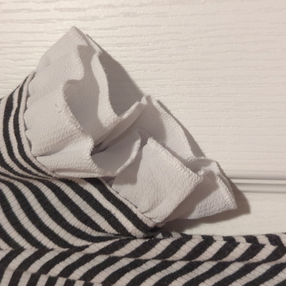 Altard State Cotton Ruffled Short Sleeve Grey White Striped Shirt Size M - Picture 3 of 3